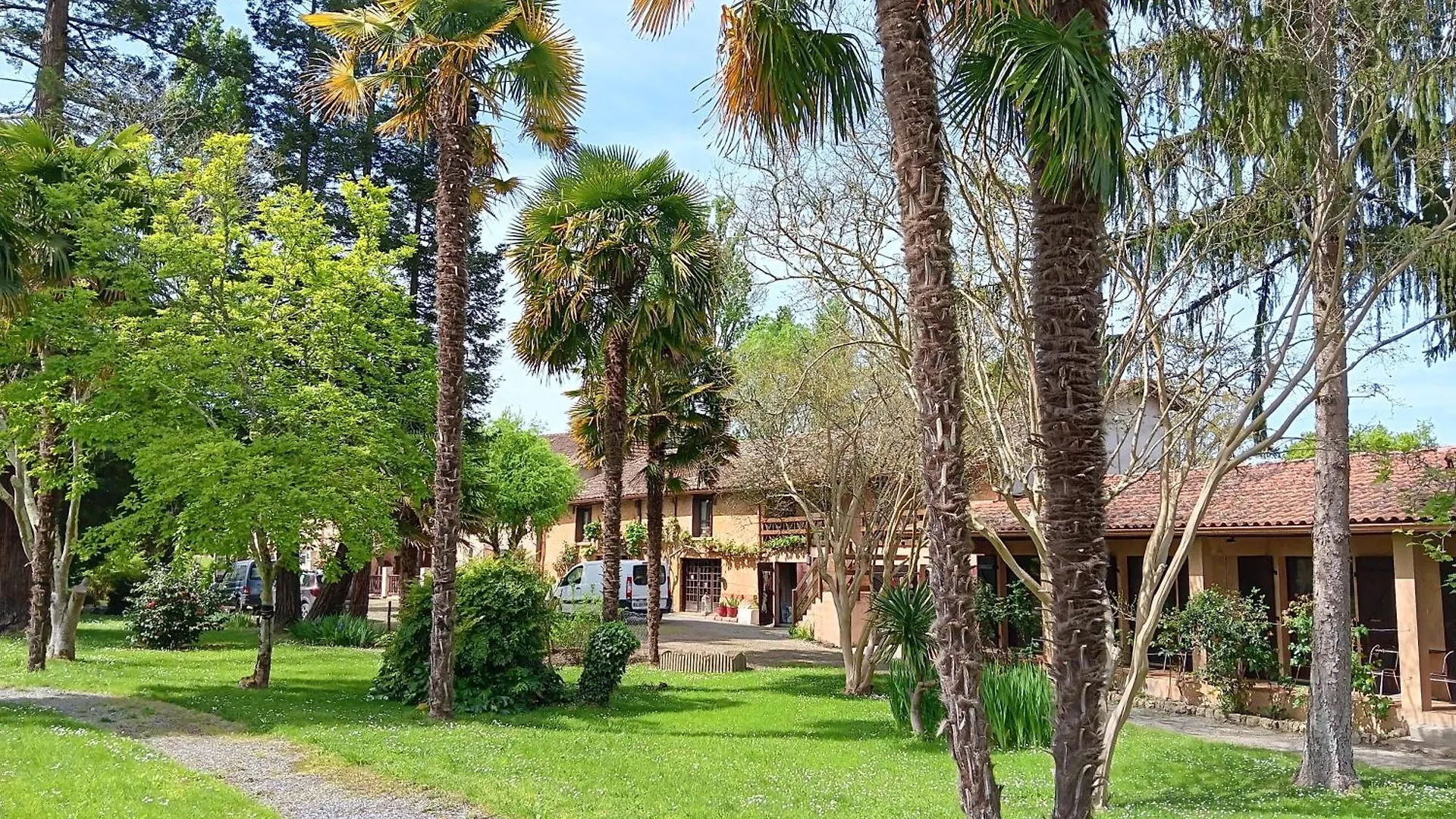 Bed and Breakfast Le Moulin Du Comte Bourrouillan Francja